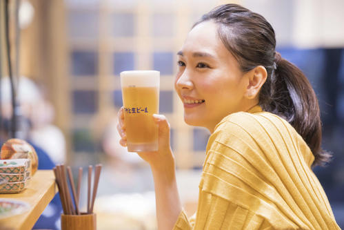 9日から全国でオンエアされる「アサヒ生ビール」の新テレビCMで、デビュー20年でビールのCMに初出演した新垣結衣