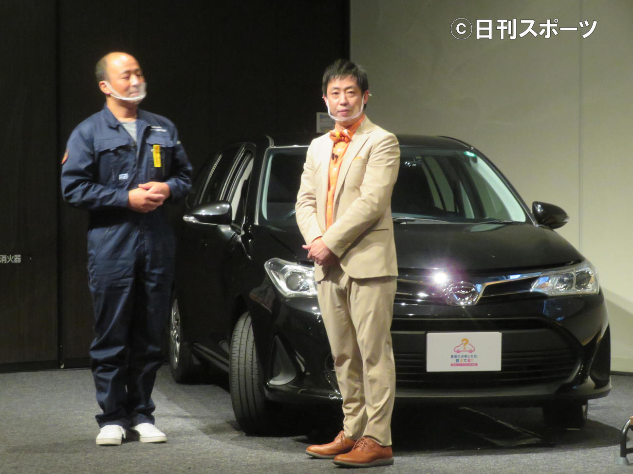 令和3年度自動車点検整備推進運動記者発表会で、プロの整備士から自動車の日常点検を学ぶ、さらば青春の光の森田哲矢（中央）（撮影・村上幸将）
