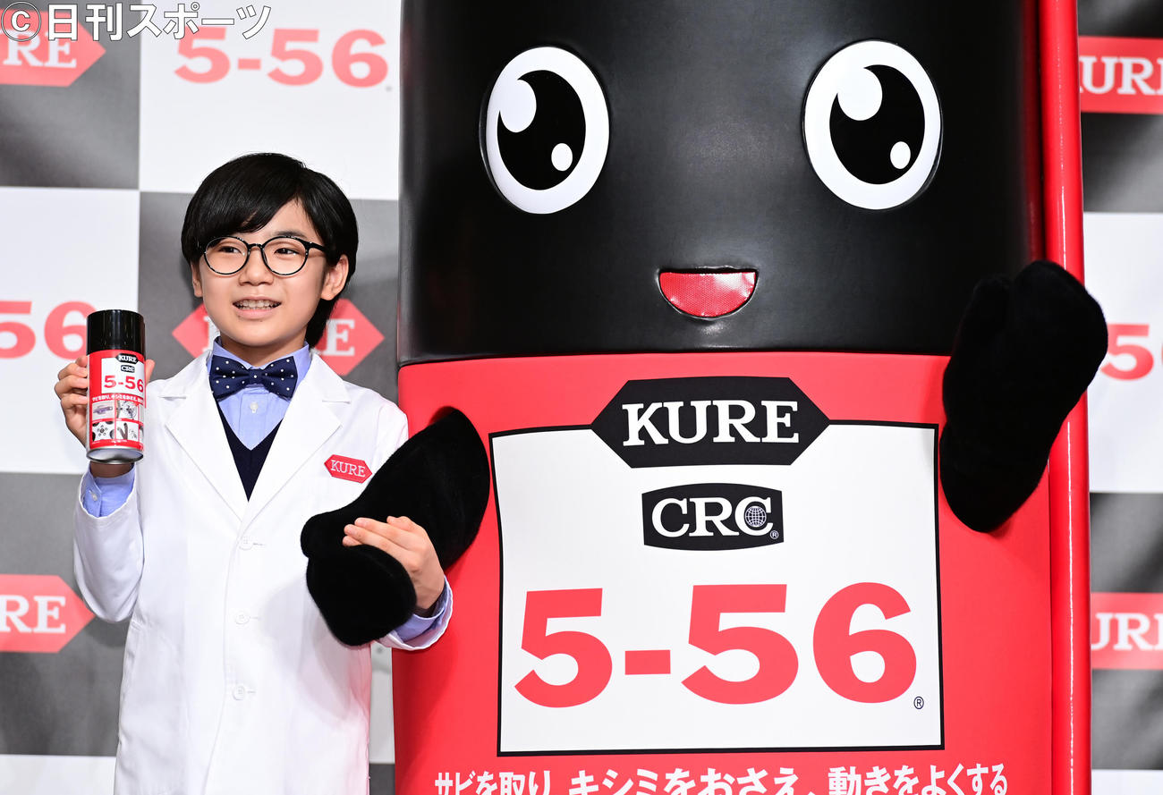 「KURE5－56アンバサダー」に就任し5－56くん（右）と記念撮影に臨む寺田心（撮影・小沢裕）