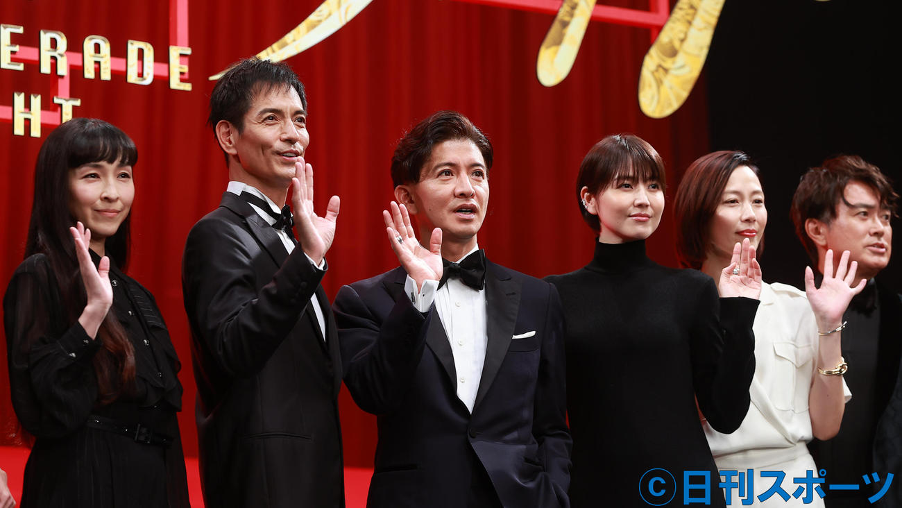 映画「マスカレード・ナイト」完成披露試写会に出席した左から麻生久美子、沢村一樹、木村拓哉、長澤まさみ、木村佳乃、石黒賢ら（撮影・野上伸悟）