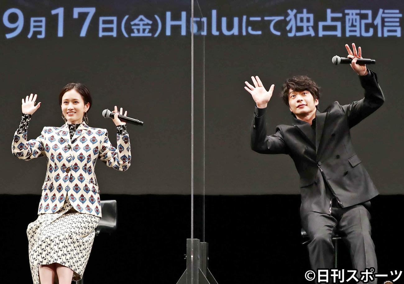 配信イベントの終わりにTVカメラに向かって手を振る前田敦子（左）と田中圭（撮影・丹羽敏通）