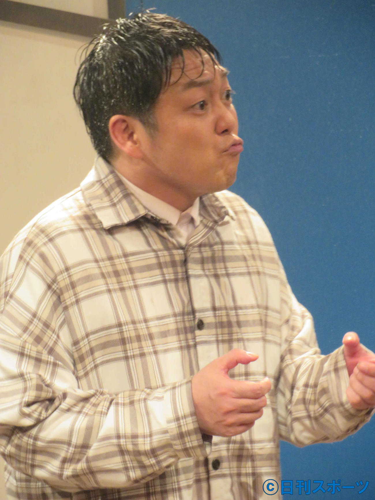 舞台「まいっちんぐマンガ道～出発への扉～」（8日から）の囲み取材に出席した亀吉（撮影・三須佳夏）