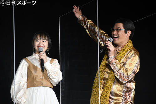 「世界小児がん啓発キャンペーン」スペシャルイベントでトークする矢方美紀(左)とピコ太郎(撮影・大友陽平)
