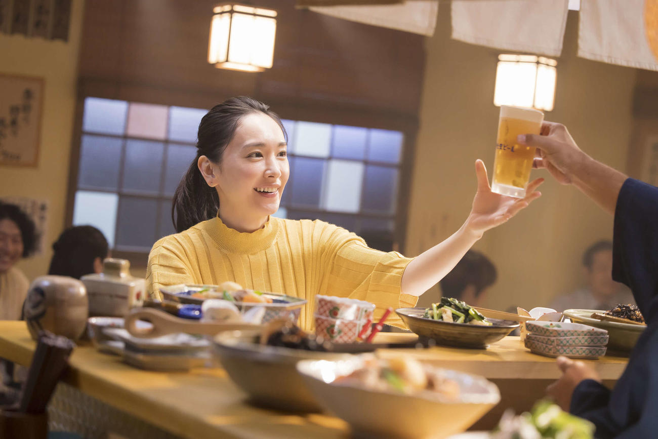 9日から全国でオンエアされる「アサヒ生ビール」の新テレビCMで、デビュー20年でビールのCMに初出演した新垣結衣