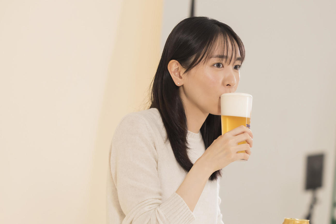 「アサヒ生ビール」新テレビCMの撮影中、ビールを飲む新垣結衣