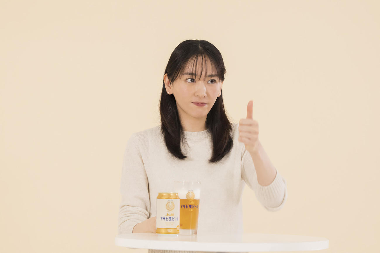 「アサヒ生ビール」新テレビCMの撮影中、サムアップポーズを見せる新垣結衣