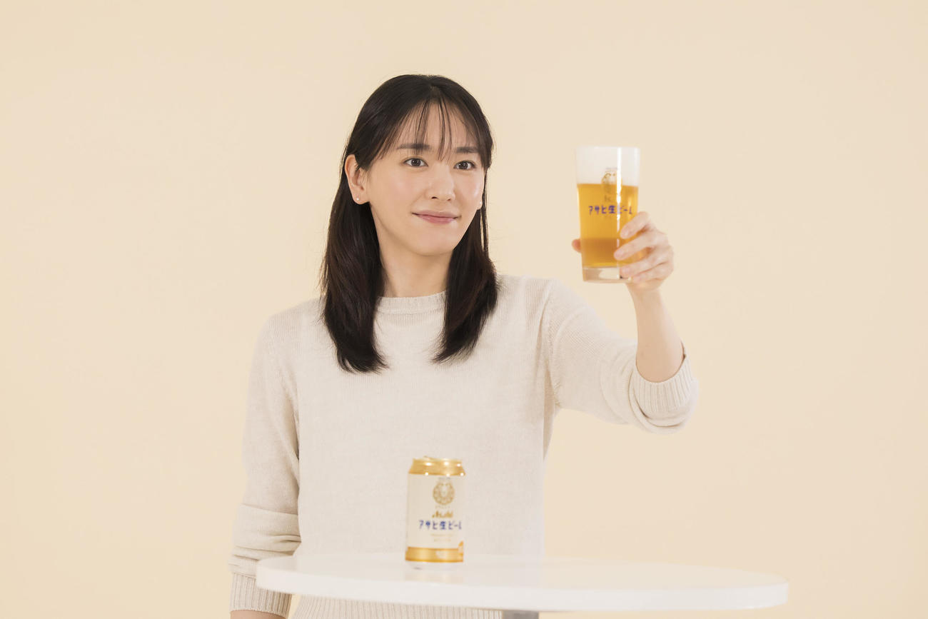 「アサヒ生ビール」新テレビCMの撮影中、ビールを注いだグラスを手に、笑顔の新垣結衣