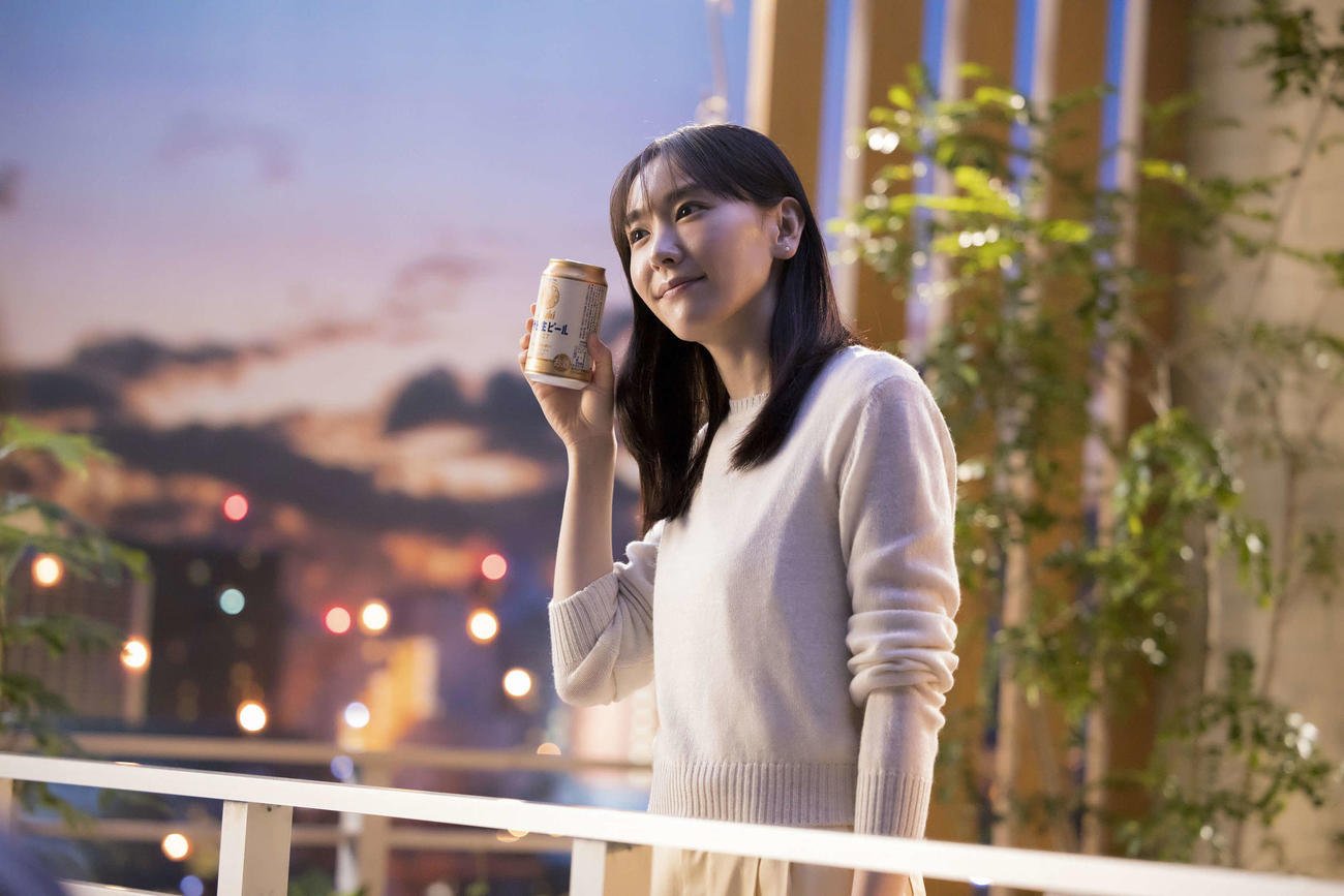9日から全国でオンエアされる「アサヒ生ビール」の新テレビCMで、デビュー20年でビールのCMに初出演した新垣結衣