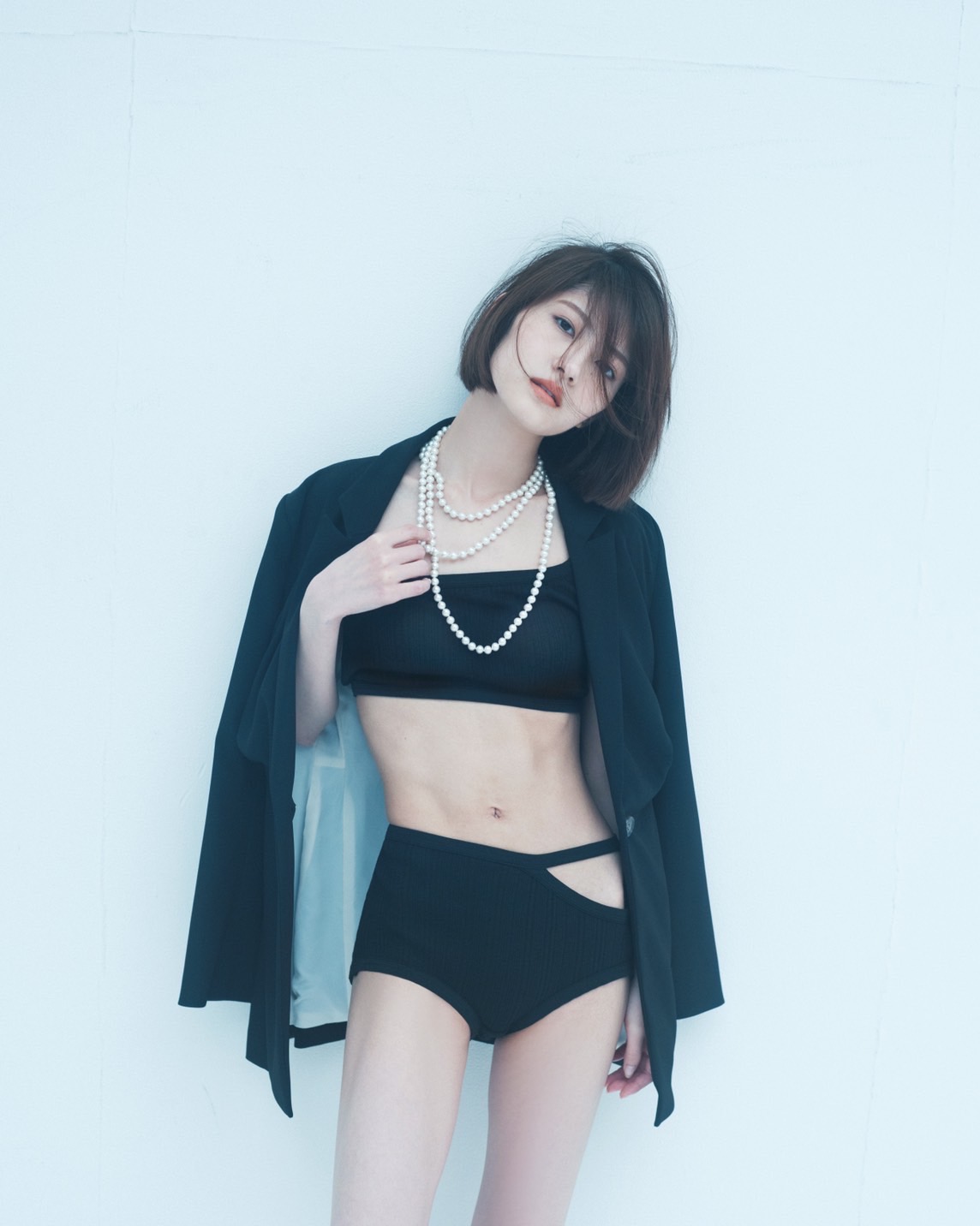 武田真治が絶賛した若月佑美のセカンド写真集「アンド　チョコレート」での美ボディーカット（撮影・嶌村吉祥丸）