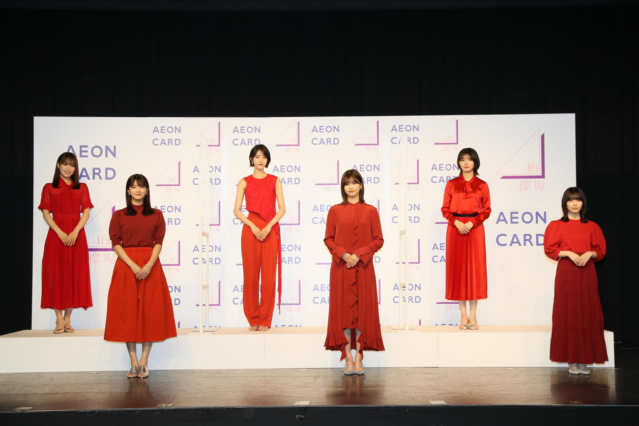 「イオンカード×櫻坂46」の新キャンペーン発表会に出席した櫻坂46。左から菅井友香、田村保乃、土生瑞穂、渡邉理佐、藤吉夏鈴、森田ひかる