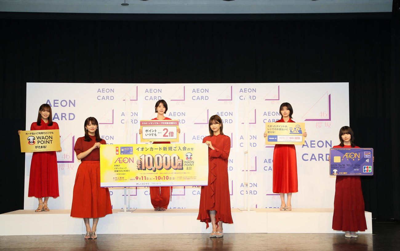 「イオンカード×櫻坂46」の新キャンペーン発表会に出席した櫻坂46。左から菅井友香、田村保乃、土生瑞穂、渡邉理佐、藤吉夏鈴、森田ひかる