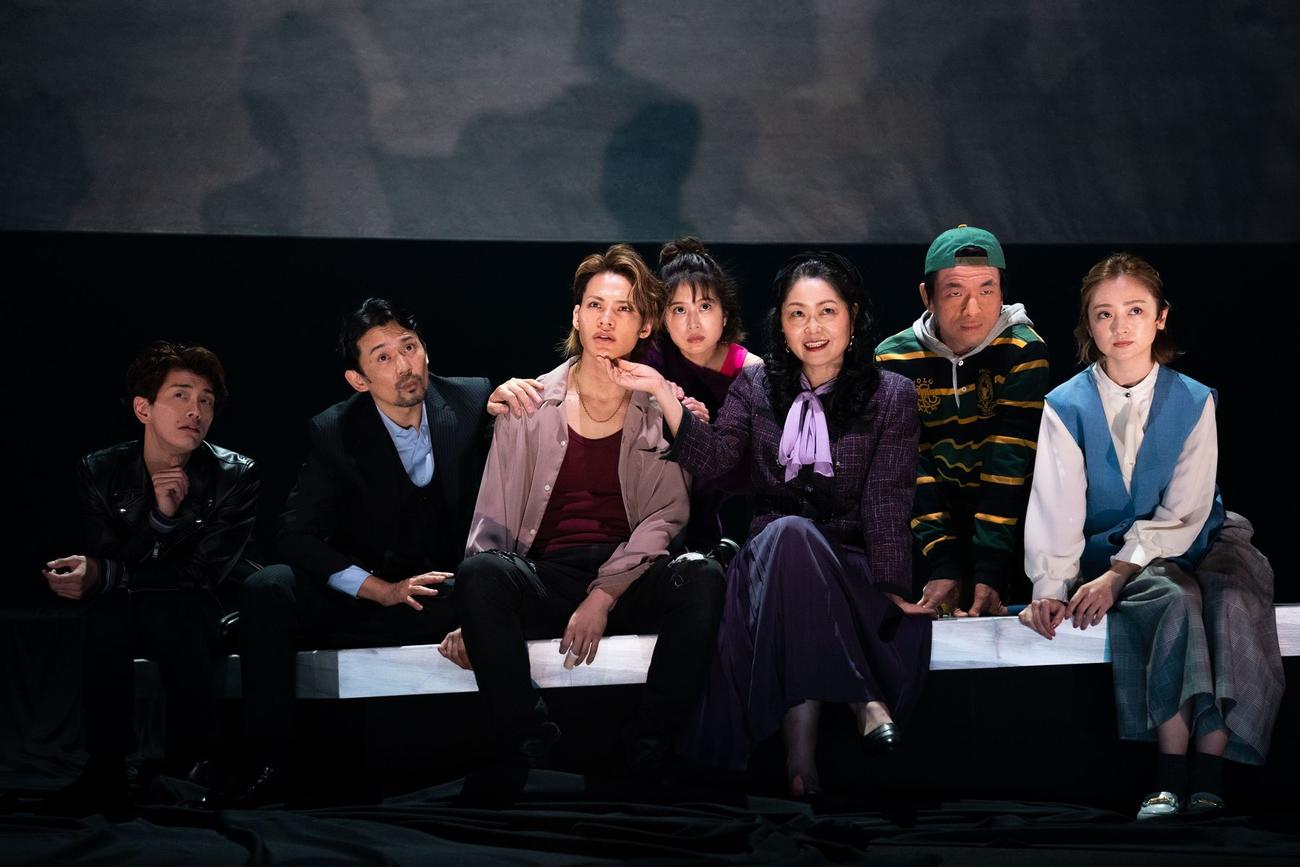 主演舞台「Birdland」のゲネプロを行った上田竜也（左から3人目）。左から玉置玲央、岡田義徳、1人おいて佐津川愛美、池津祥子、目次立樹、安達祐実。