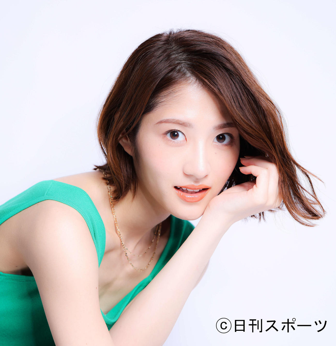 インタビューでポーズを決める若月佑美（撮影・河田真司）