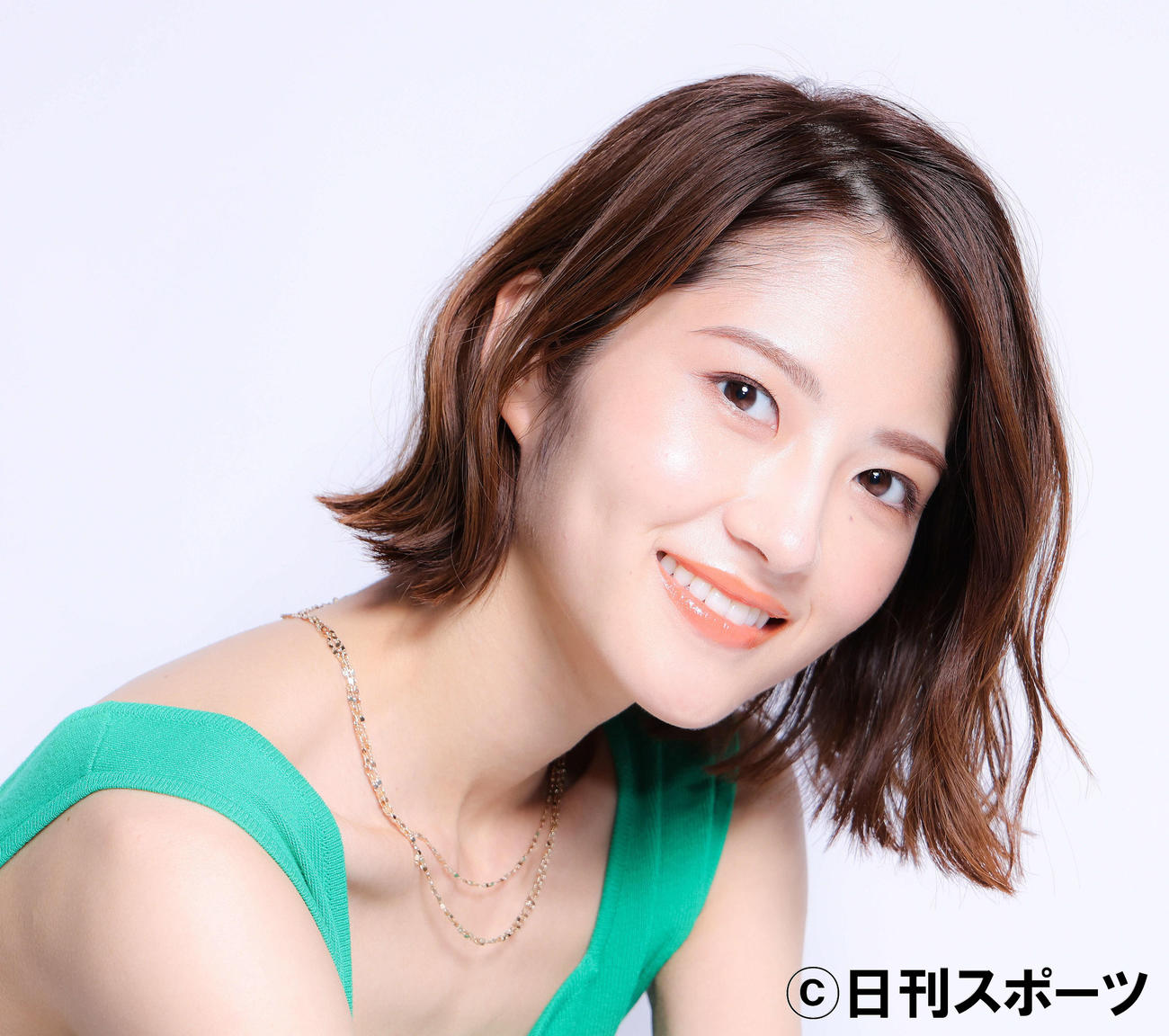 ポーズを決めほほ笑む若月佑美（撮影・河田真司）