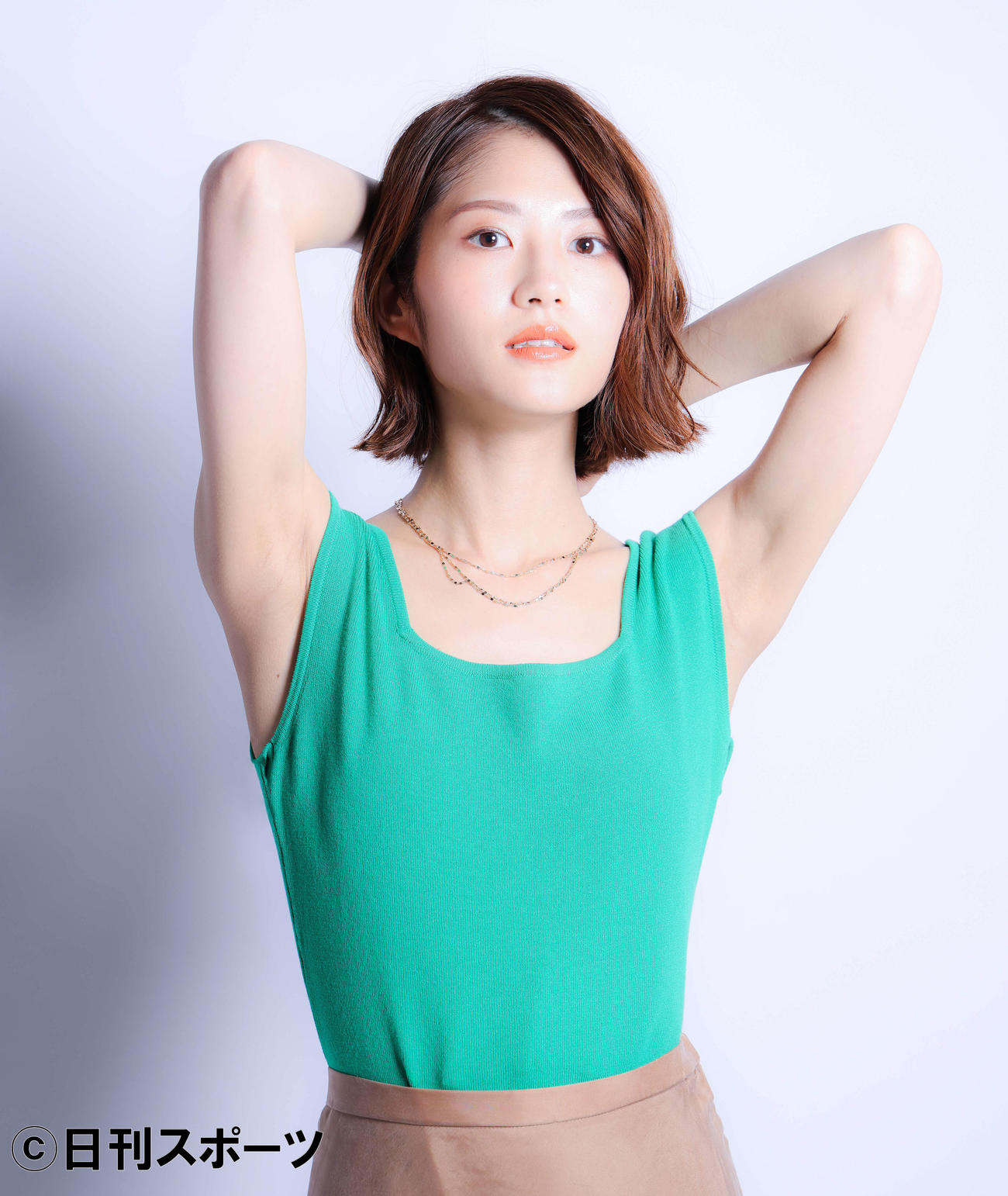 ポーズを決め写真に納まる若月佑美（撮影・河田真司）