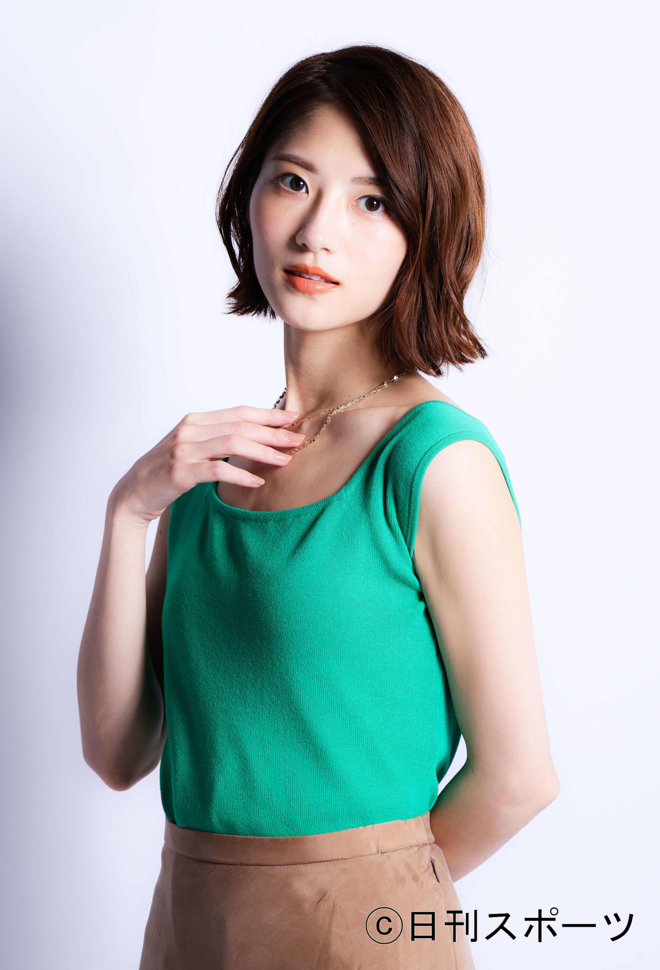ポーズを決め写真に納まる若月佑美（撮影・河田真司）