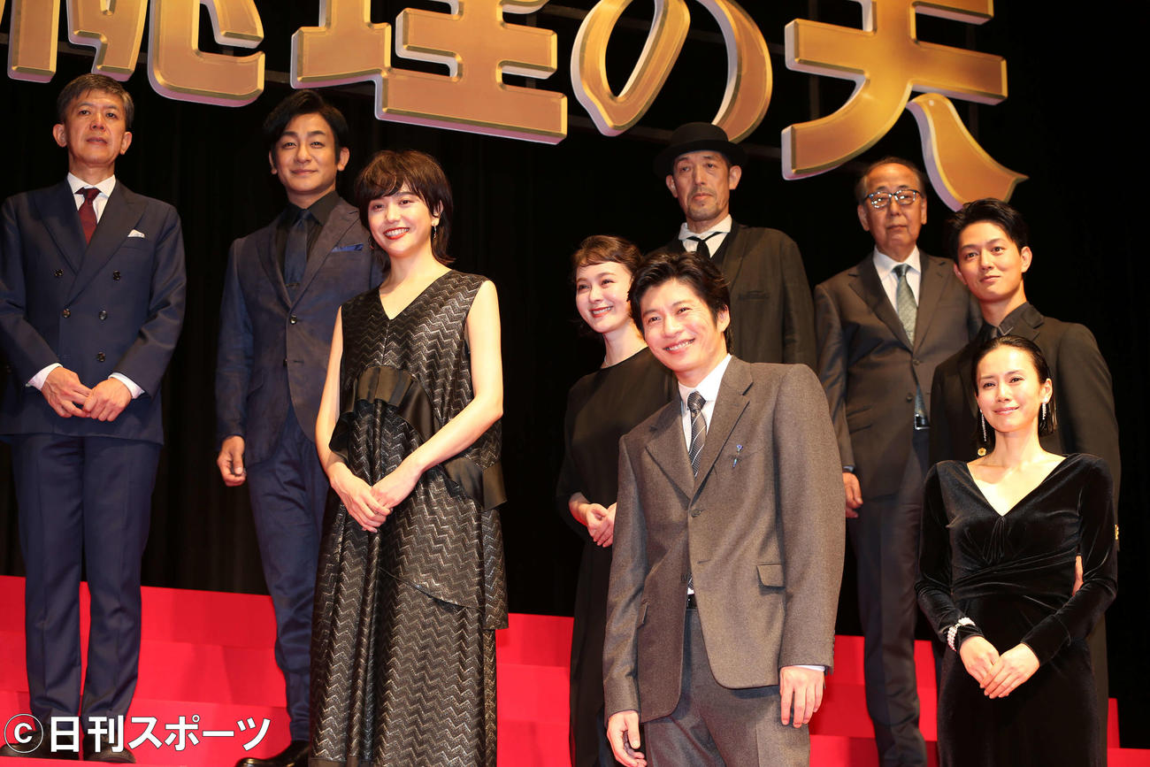 映画「総理の夫」完成披露試写会で記念撮影に納まる、前列左から田中圭、中谷美紀、中列左から松井愛莉、貫地谷しほり、工藤阿須加、後列左から、河合勇人監督、片岡愛之助、嶋田久作、岸部一徳（撮影・阿部泰斉）