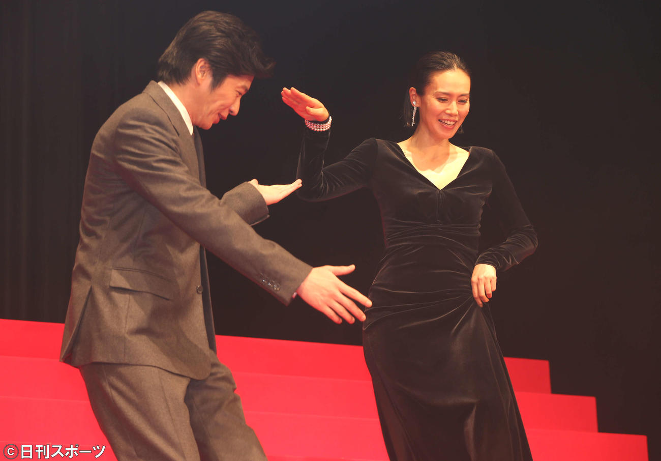 映画「総理の夫」完成披露試写会で、中谷美紀（右）をエスコートする田中圭（撮影・阿部泰斉）