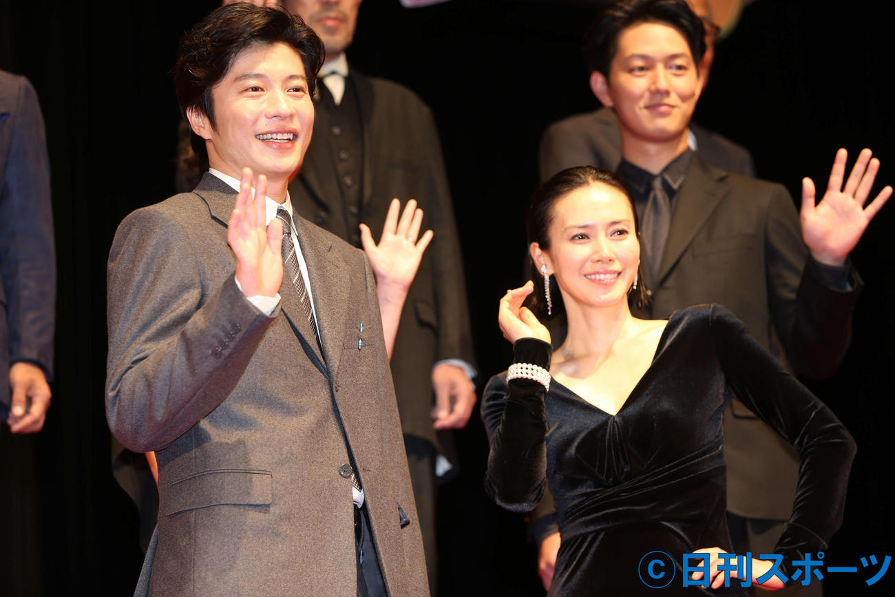 映画「総理の夫」完成披露試写会で、笑顔で手を振る、前列田中圭と中谷美紀（撮影・阿部泰斉）