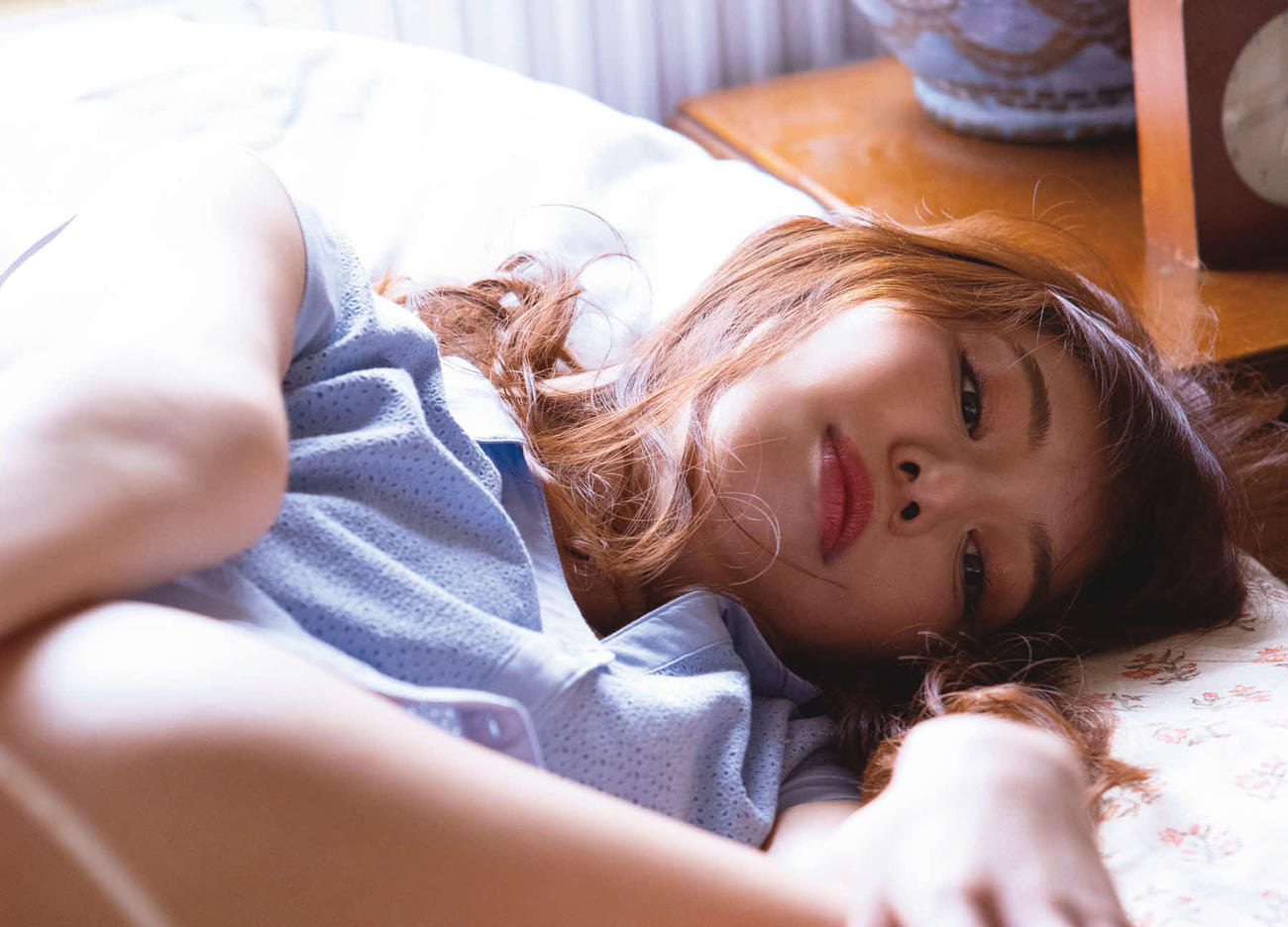 写真集「Nocturne」でセクシーなショットを披露する塩地美澄