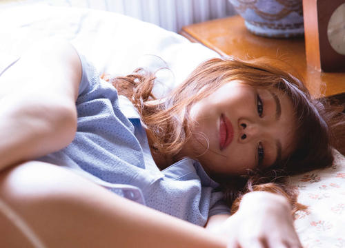 写真集「Nocturne」でセクシーなショットを披露する塩地美澄