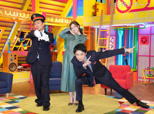 テレビ朝日系「ウラ撮れちゃいました」でかまいたのち濱家隆一（右）、山内健司（左）とともにゴールデン帯初MCを務めることが決まった白石麻衣は笑顔でポーズを取る（撮影・鈴木みどり）