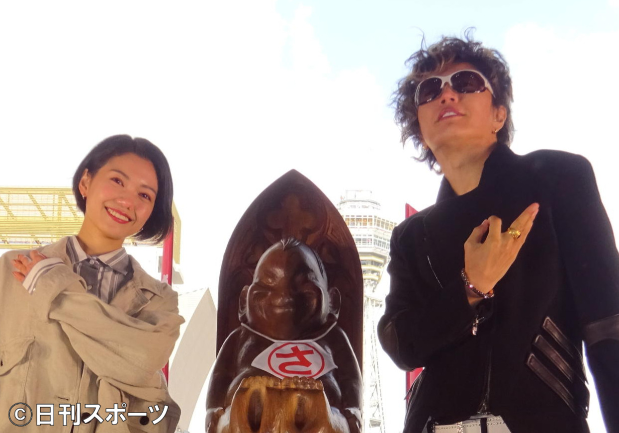 19年2月、映画「翔んで埼玉」のキャンペーンを行うGACKT（右）と二階堂ふみ