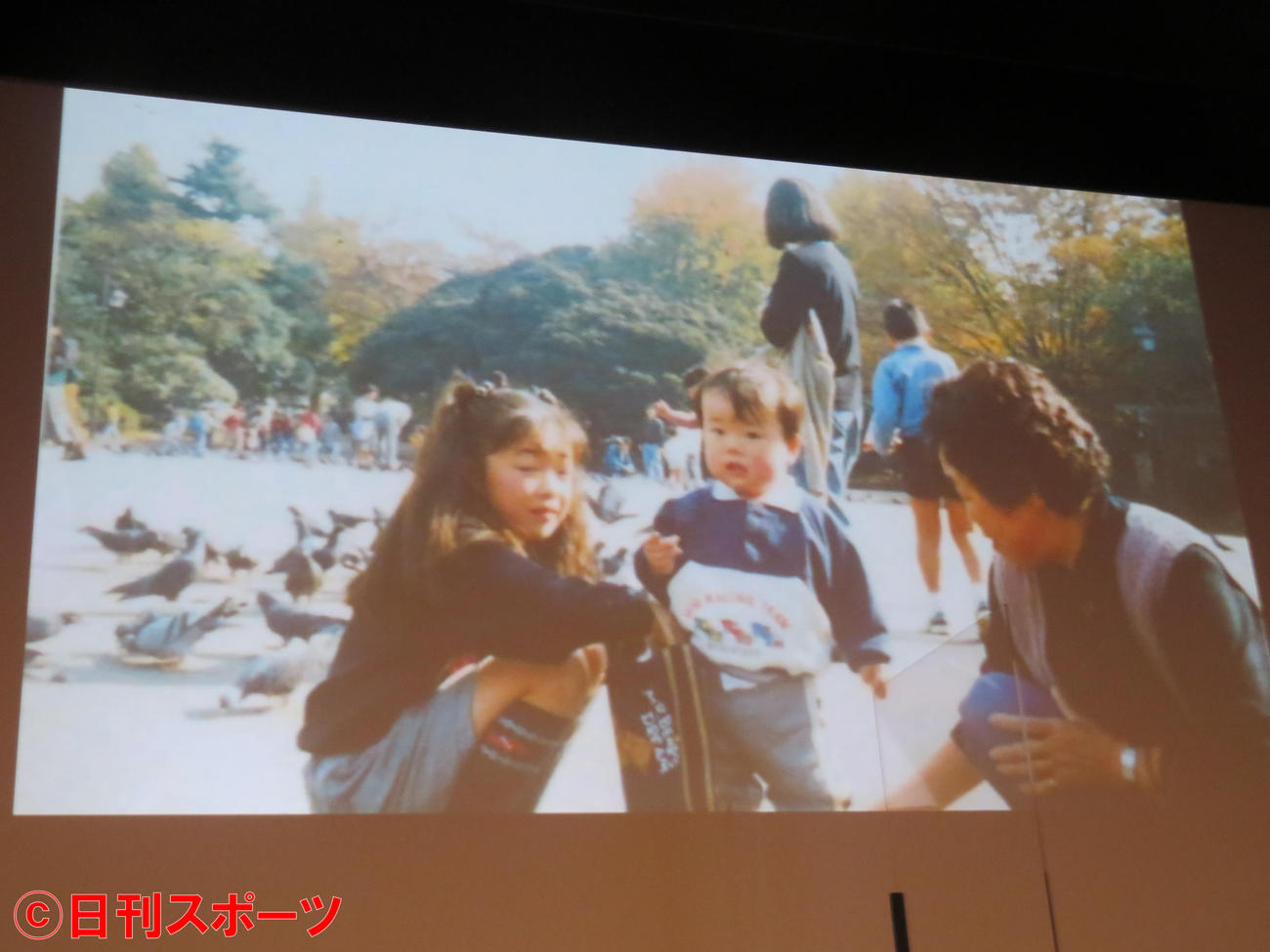 「レミニセンス」公開直前イベントで公開された、ぺこぱシュウペイが1歳3カ月頃に上野公園でハトのフンを食べた時の写真（左は姉、右は祖母）（撮影・村上幸将）