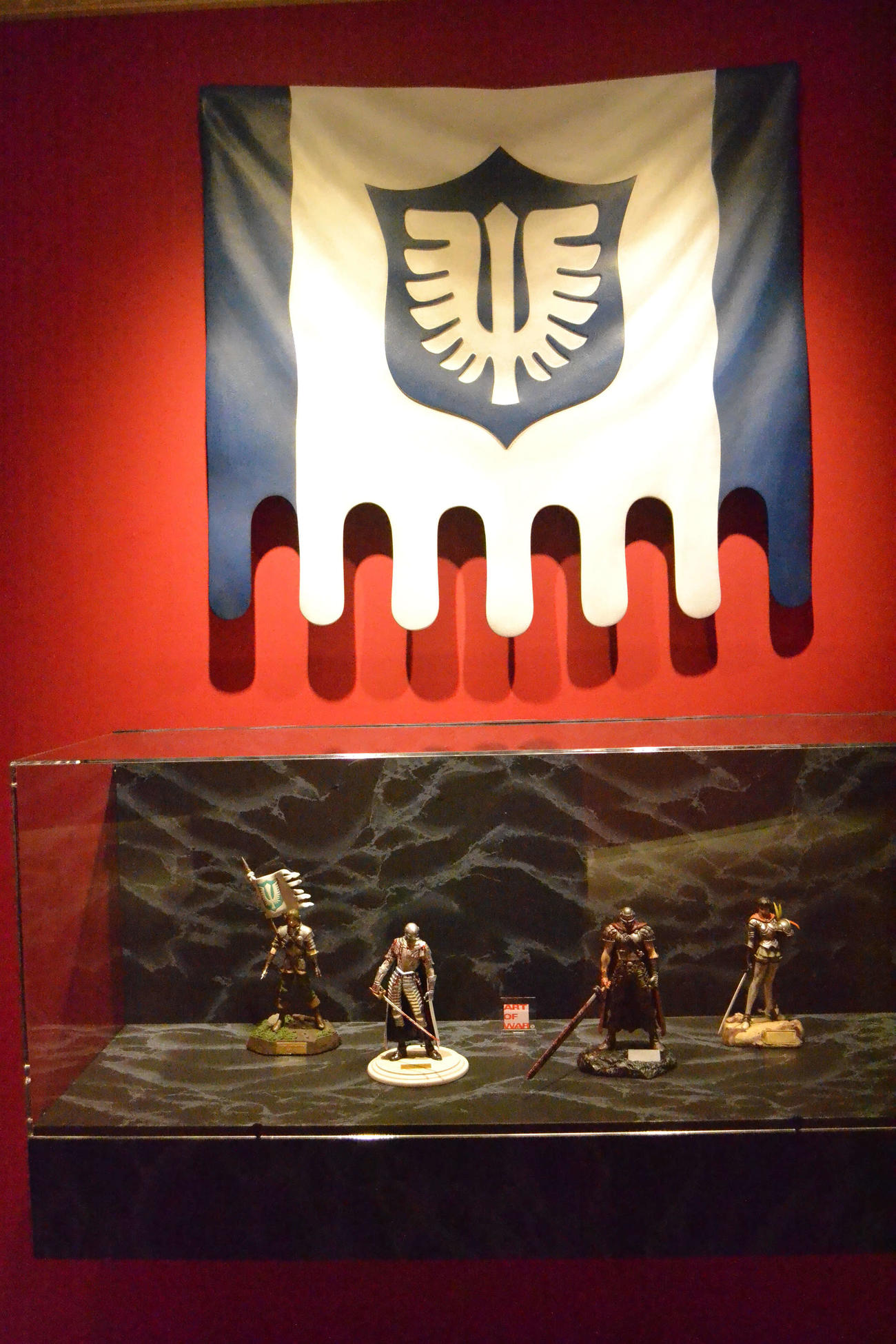 大ベルセルク展では精巧なフィギュアも飾られている（C）三浦建太郎（スタジオ我画）／白泉社