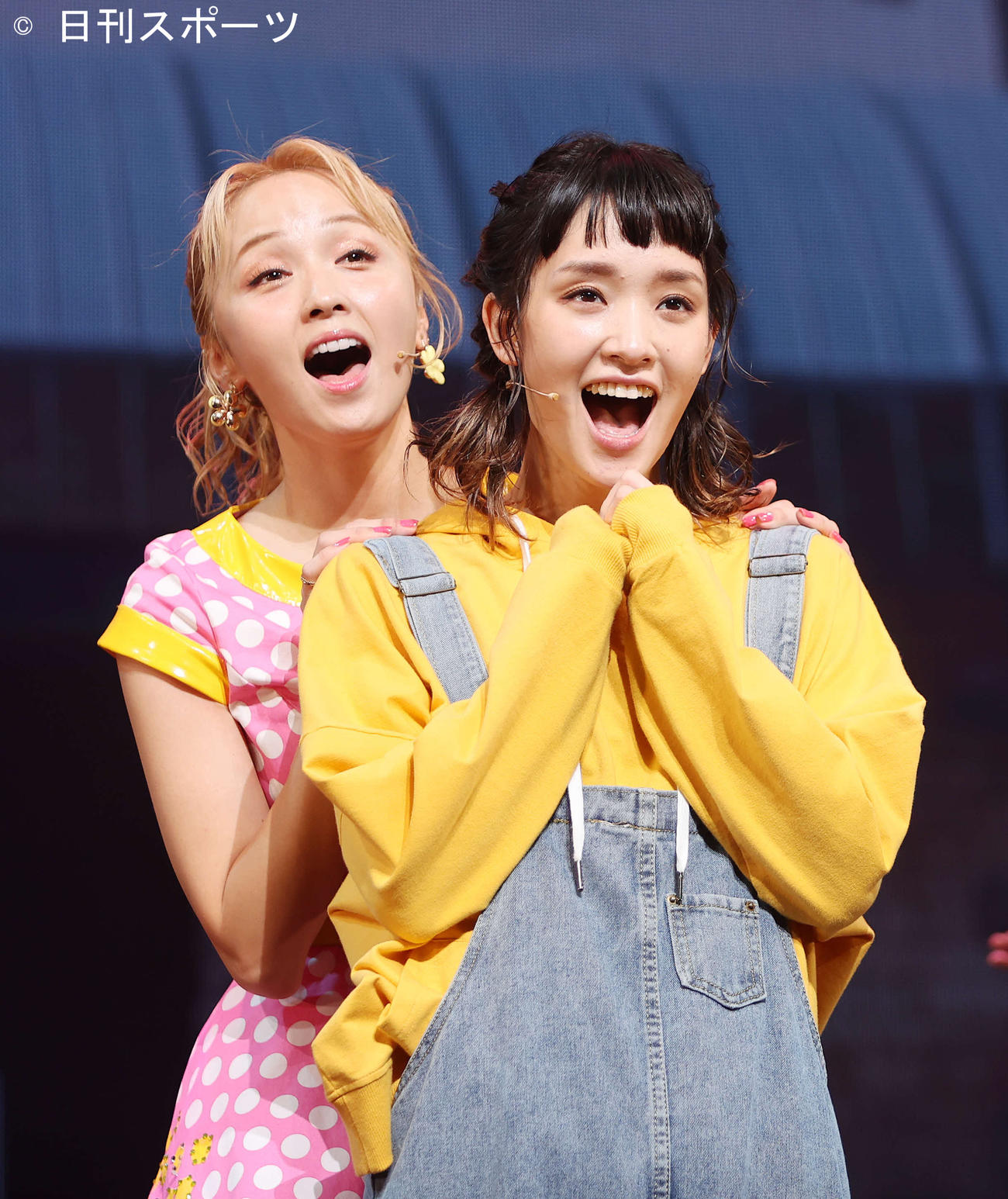 熱演するDream Ami（左）と剛力彩芽（撮影・鈴木正人）