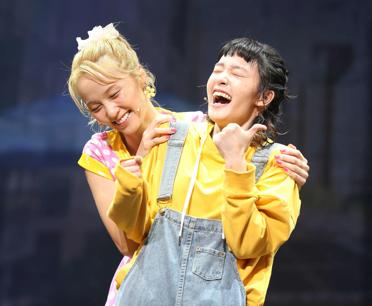 熱演するDream Ami（左）と剛力彩芽（撮影・阿部泰斉）