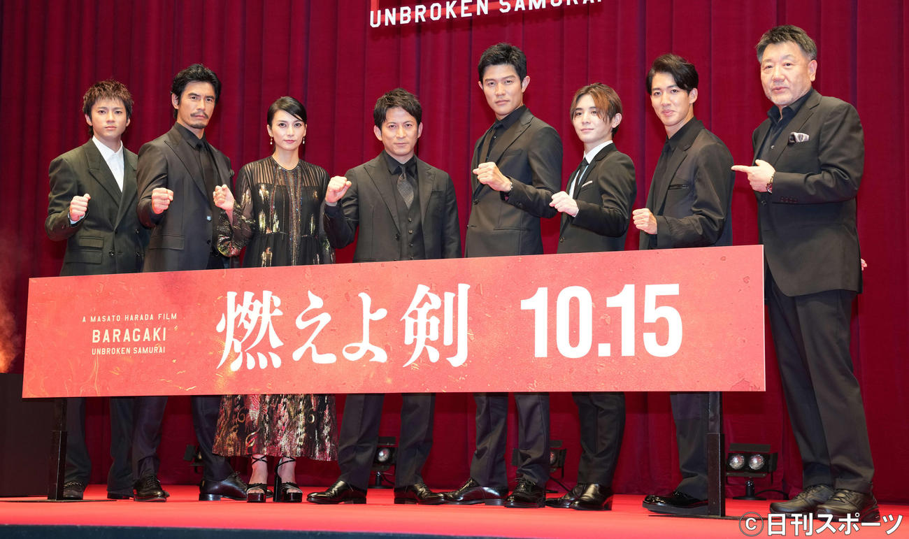 「燃えよ剣」完成報告イベントのフォトセッションでガッツポーズする、左から山田裕貴、伊藤英明、柴咲コウ、岡田准一、鈴木亮平、山田涼介、尾上右近、原田眞人監督（撮影・鈴木みどり）