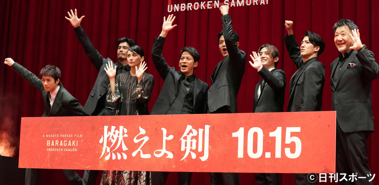 「燃えよ剣」完成報告イベントのフォトセッションでポーズを取る、左から山田裕貴、伊藤英明、柴咲コウ、岡田准一、鈴木亮平、山田涼介、尾上右近、原田眞人監督（撮影・鈴木みどり）
