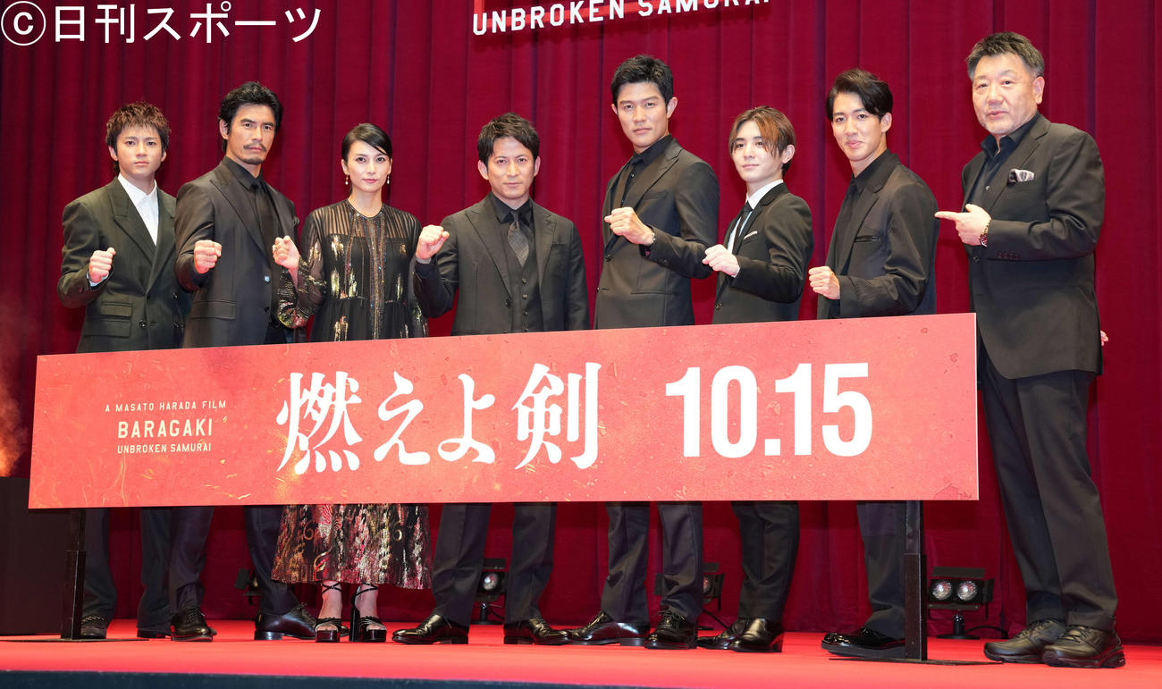 「燃えよ剣」完成報告イベントのフォトセッションでガッツポーズする、左から山田裕貴、伊藤英明、柴咲コウ、岡田准一、鈴木亮平、山田涼介、尾上右近、原田眞人監督（撮影・鈴木みどり）
