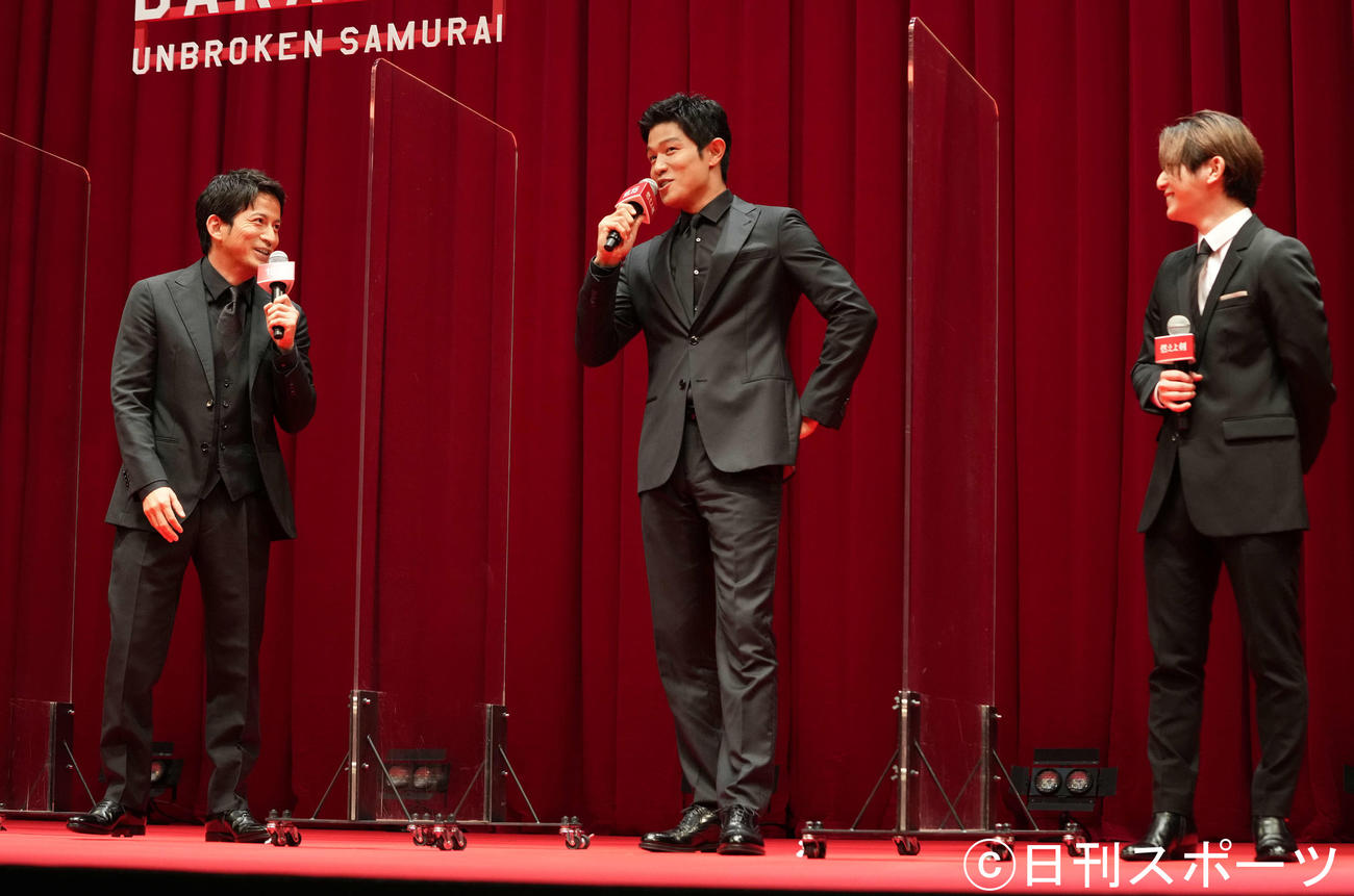 「燃えよ剣」完成報告イベントで笑顔の、左から岡田准一、鈴木亮平、山田涼介（撮影・鈴木みどり）