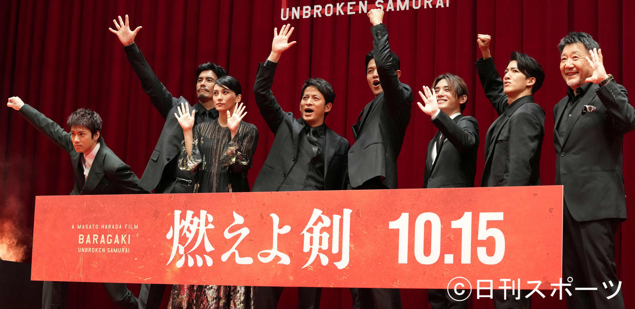 「燃えよ剣」完成報告イベントのフォトセッションでポーズを取る、左から山田裕貴、伊藤英明、柴咲コウ、岡田准一、鈴木亮平、山田涼介、尾上右近、原田眞人監督（撮影・鈴木みどり）