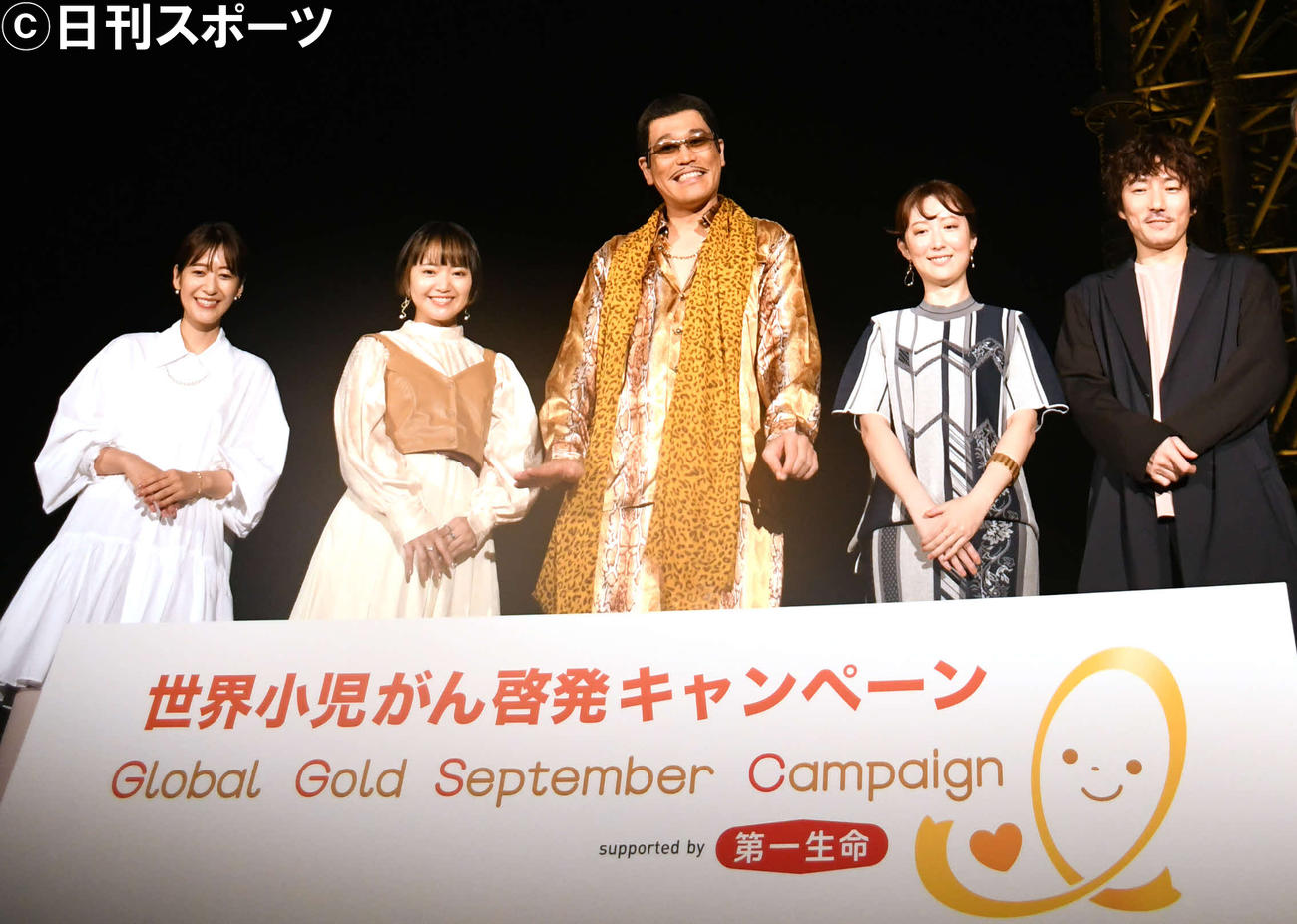 「世界小児がん啓発キャンペーン」スペシャルイベントに出席した、左から吉田明世、矢方美紀、ピコ太郎、moumoonのYUKA、MASAKI（撮影・大友陽平）