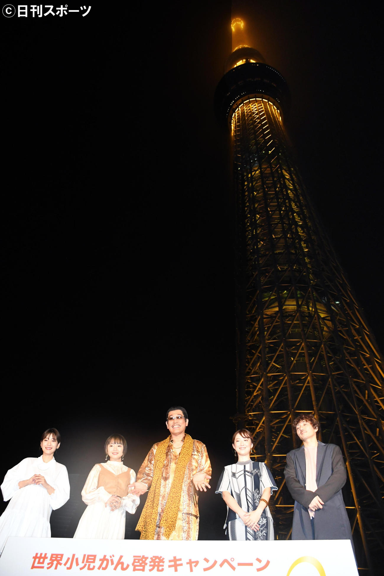 「世界小児がん啓発キャンペーン」スペシャルイベントに出席した、左から吉田明世、矢方美紀、ピコ太郎、moumoonのYUKA、MASAKI（撮影・大友陽平）