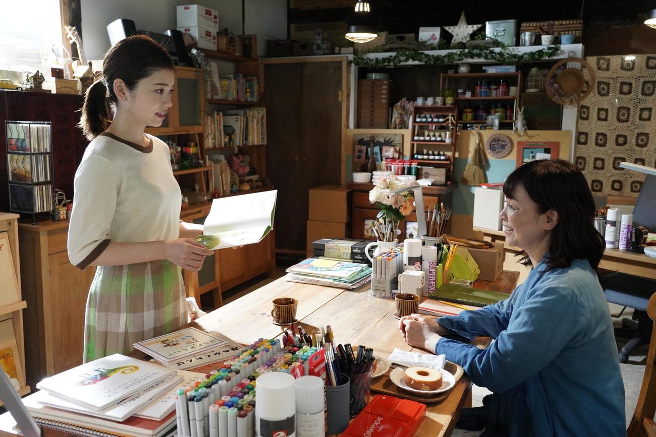 愛（小芝風花＝左）はちかげ（日高のり子）に誘われた（C）カンテレ