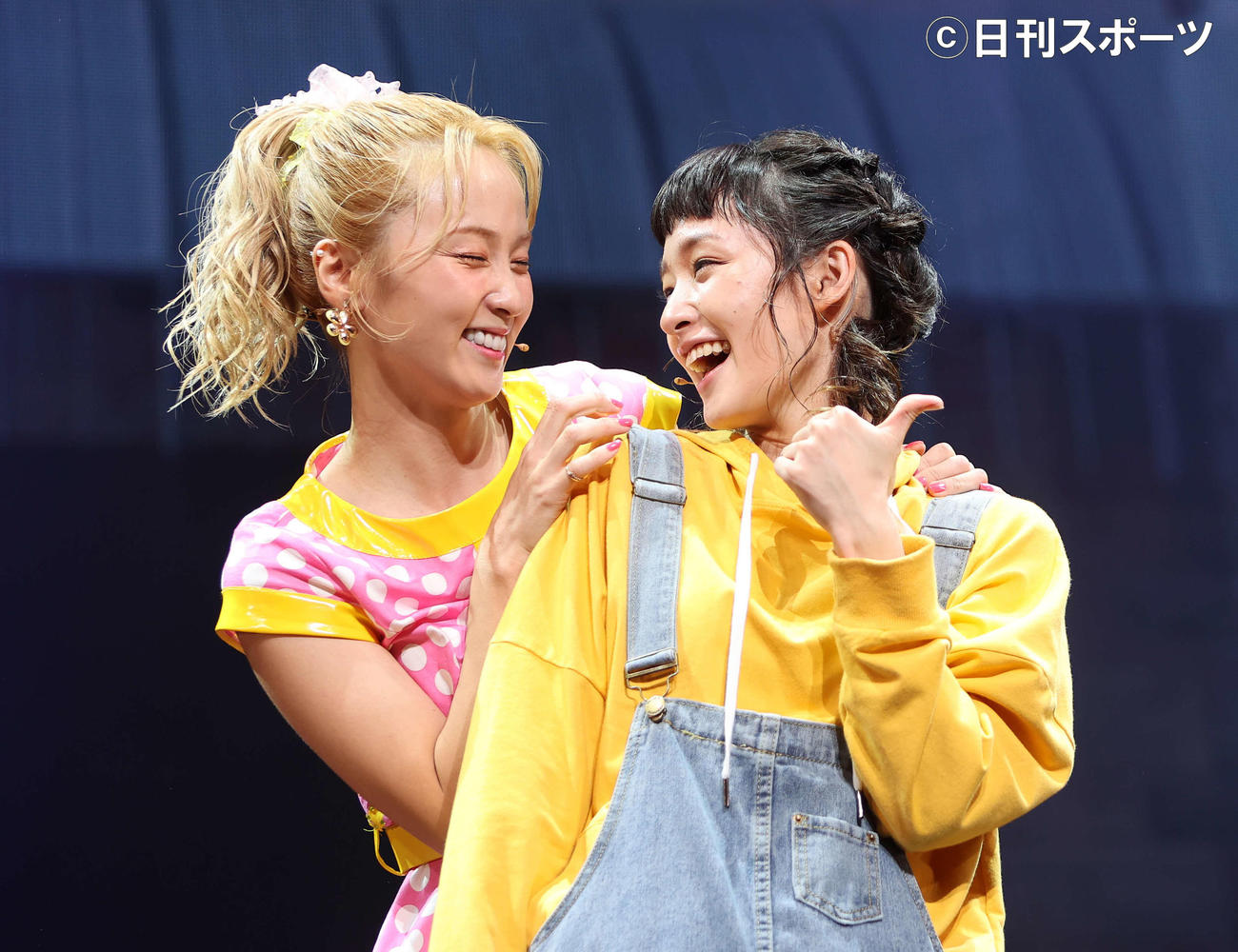 熱演するDream　Ami（左）と剛力彩芽（撮影・鈴木正人）
