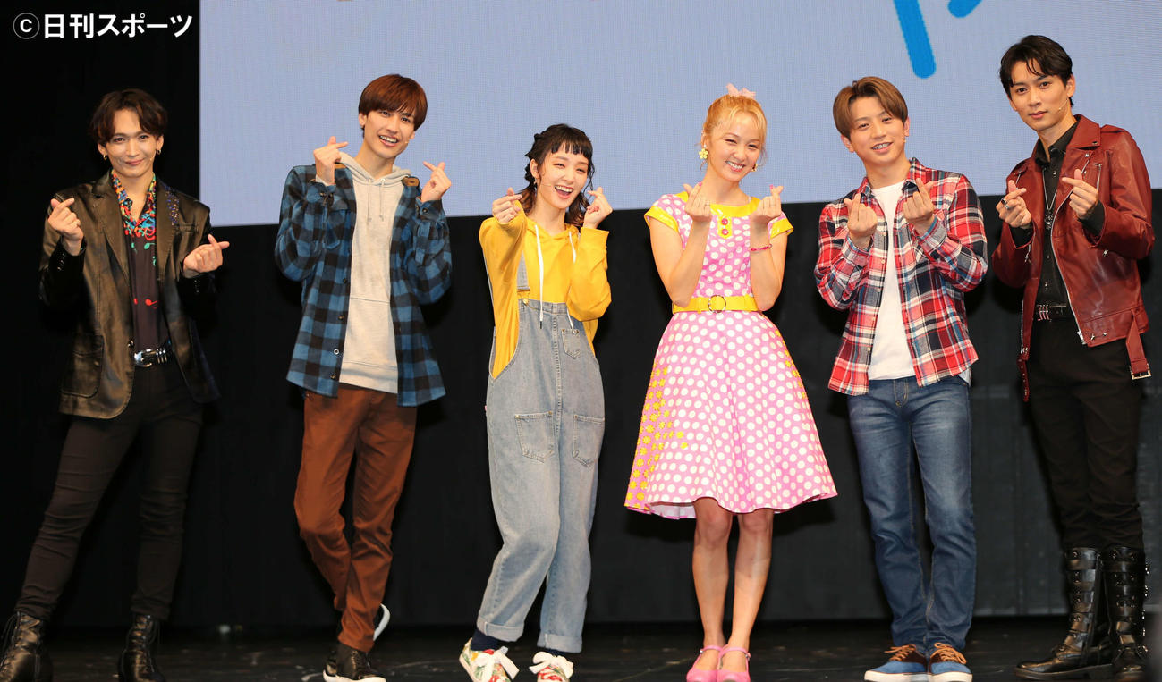 ポーズを決める、左から丘山晴己、井阪郁巳、剛力彩芽、Dream　Ami、反橋宗一郎、石井一彰（撮影・阿部泰斉）
