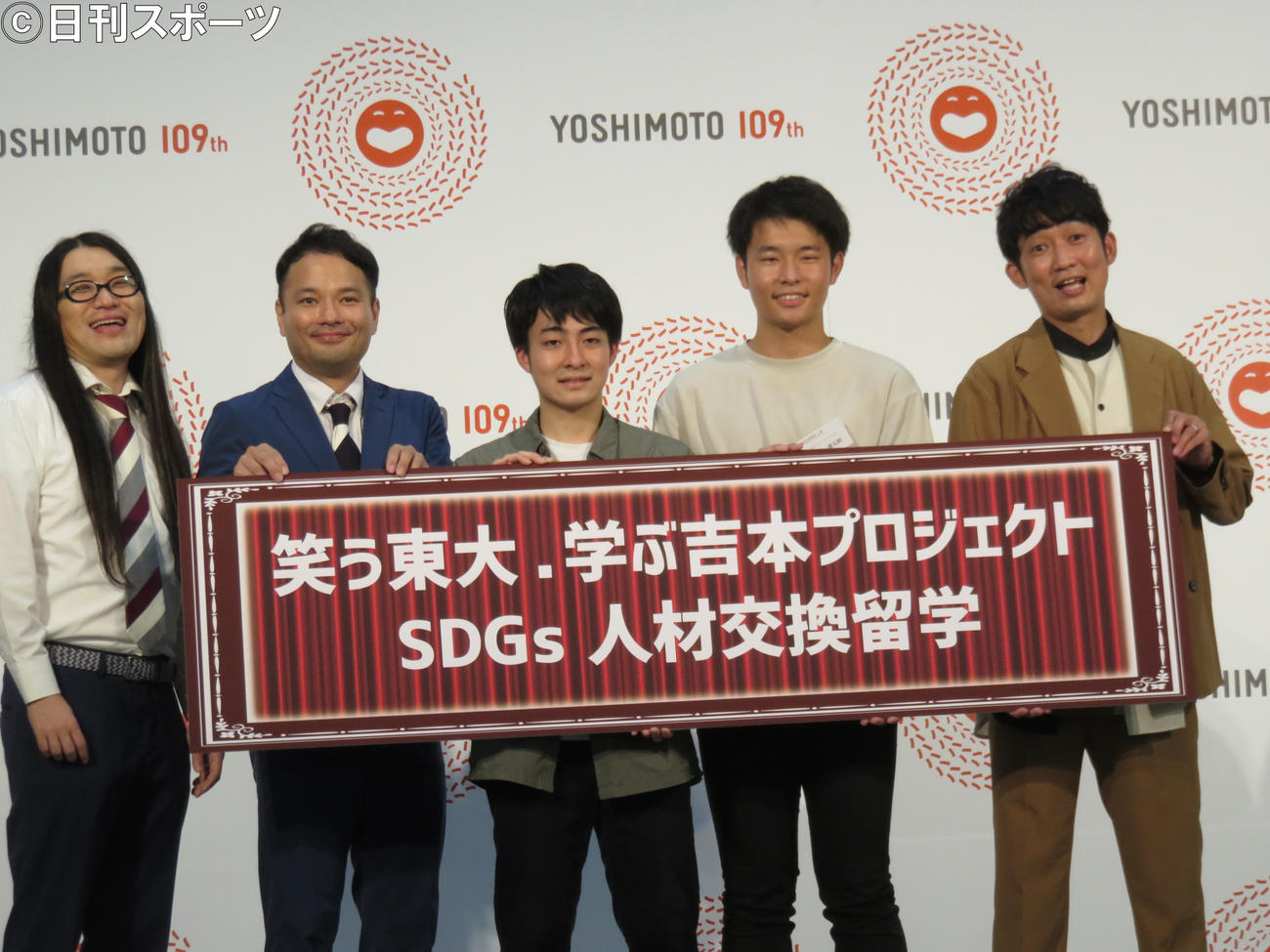 漫才のワークショップで講師を務めた石田明（右端）。左から司会のお笑いコンビ天狗の川田哲志、横山裕之、石田賞を受賞した39太郎