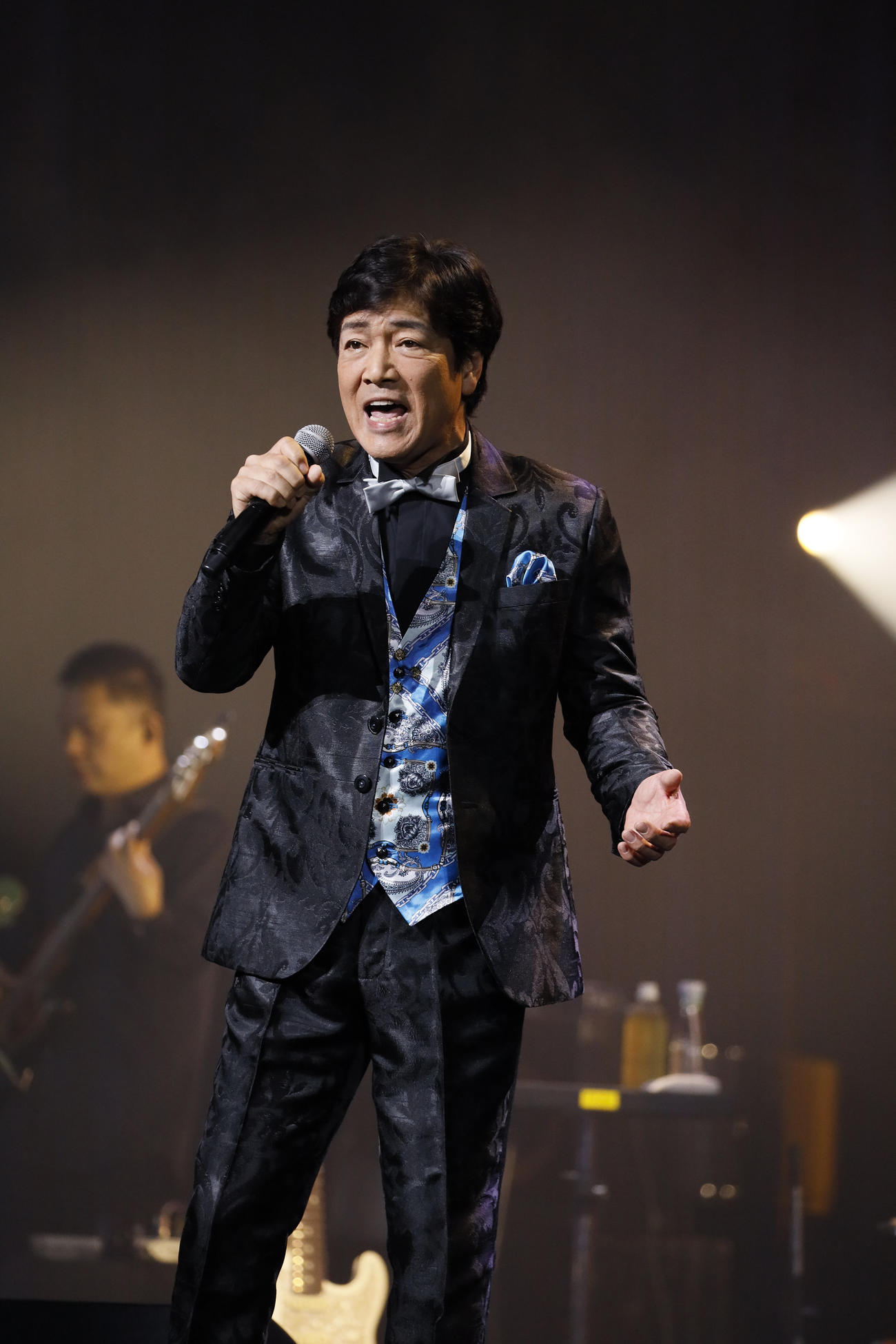 50周年特別公演で歌う野口五郎