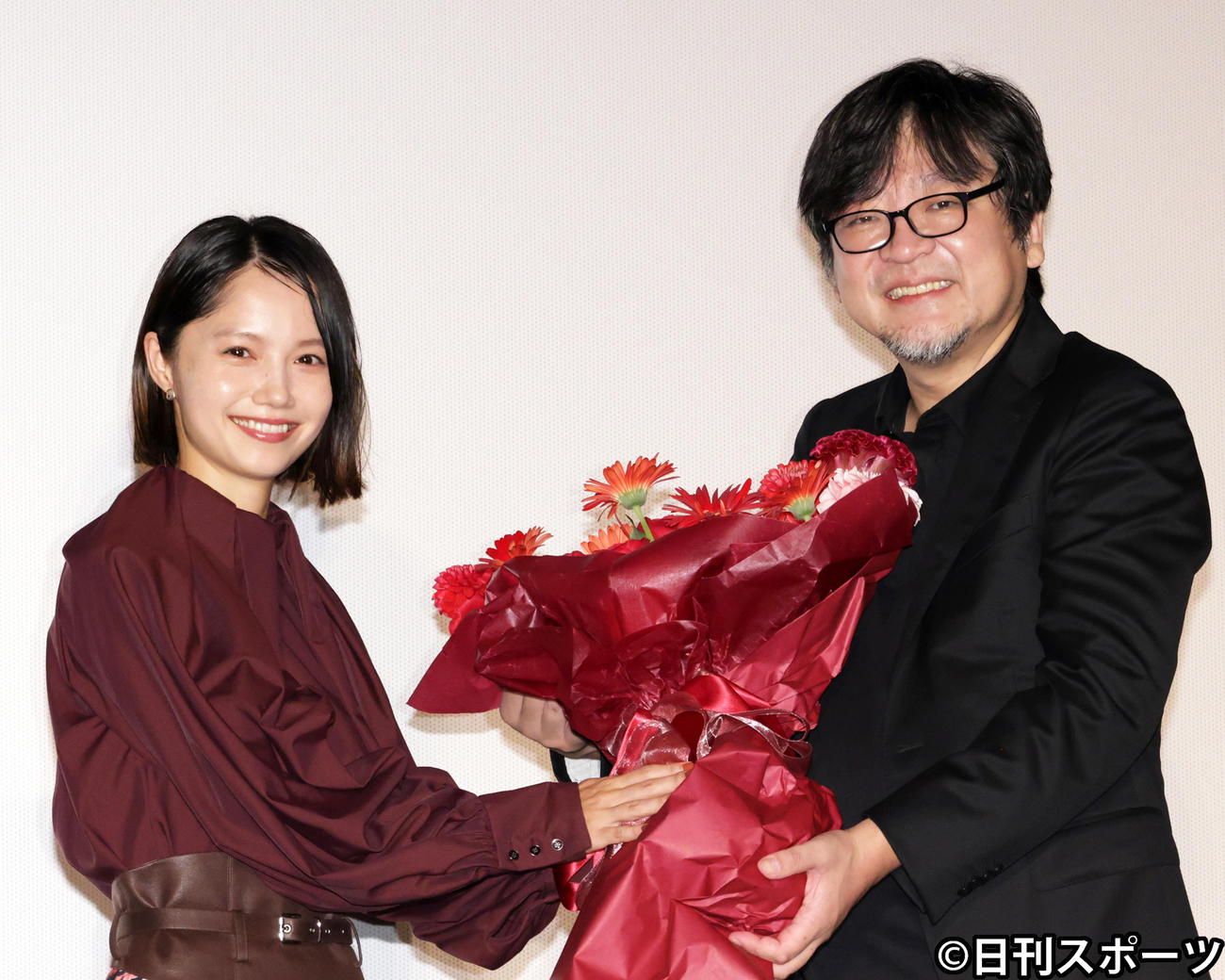 映画「竜とそばかすの姫」舞台あいさつで細田守監督（右）をサプライズ祝福する宮崎あおい（撮影・中島郁夫）