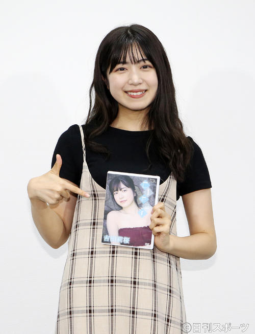 1stDVDを片手にポーズを決める吉田莉桜(撮影・阿部泰斉)