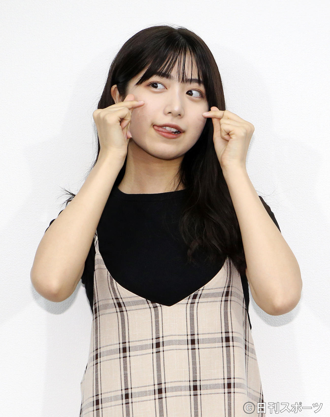 ポーズを決める吉田莉桜（撮影・阿部泰斉）