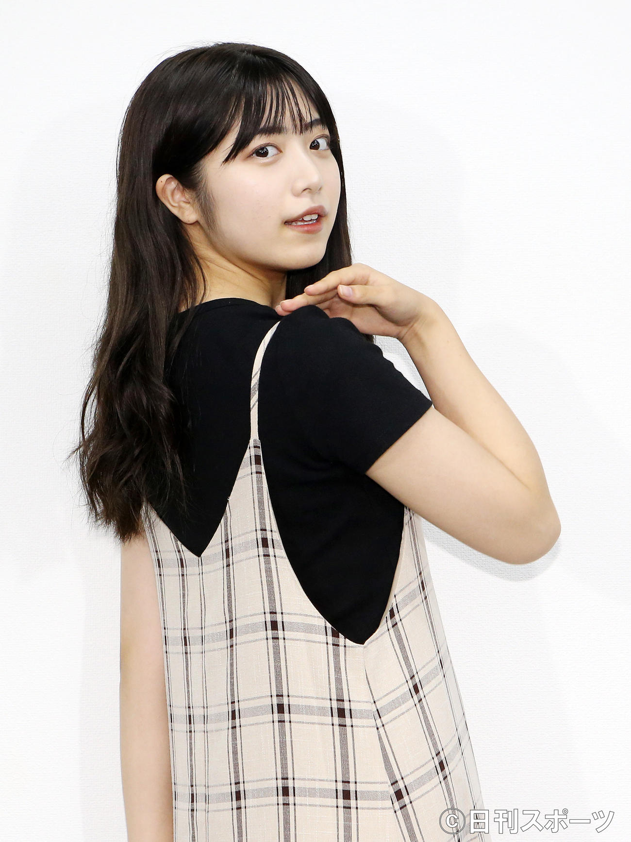 ポーズを決める吉田莉桜（撮影・阿部泰斉）