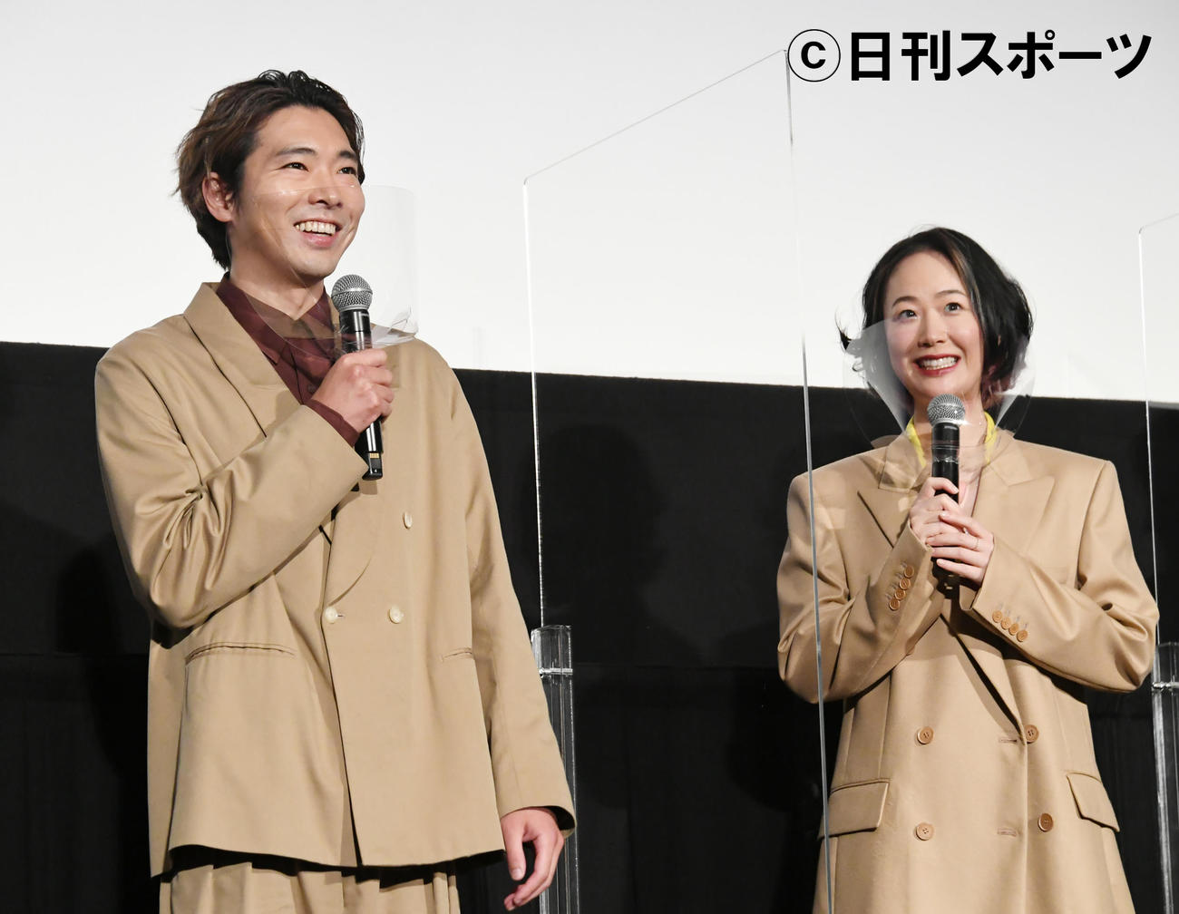 映画「先生、私の隣に座っていただけませんか？」公開記念舞台あいさつで、笑顔で話す夫婦役の柄本佑（左）と黒木華（撮影・酒井清司）