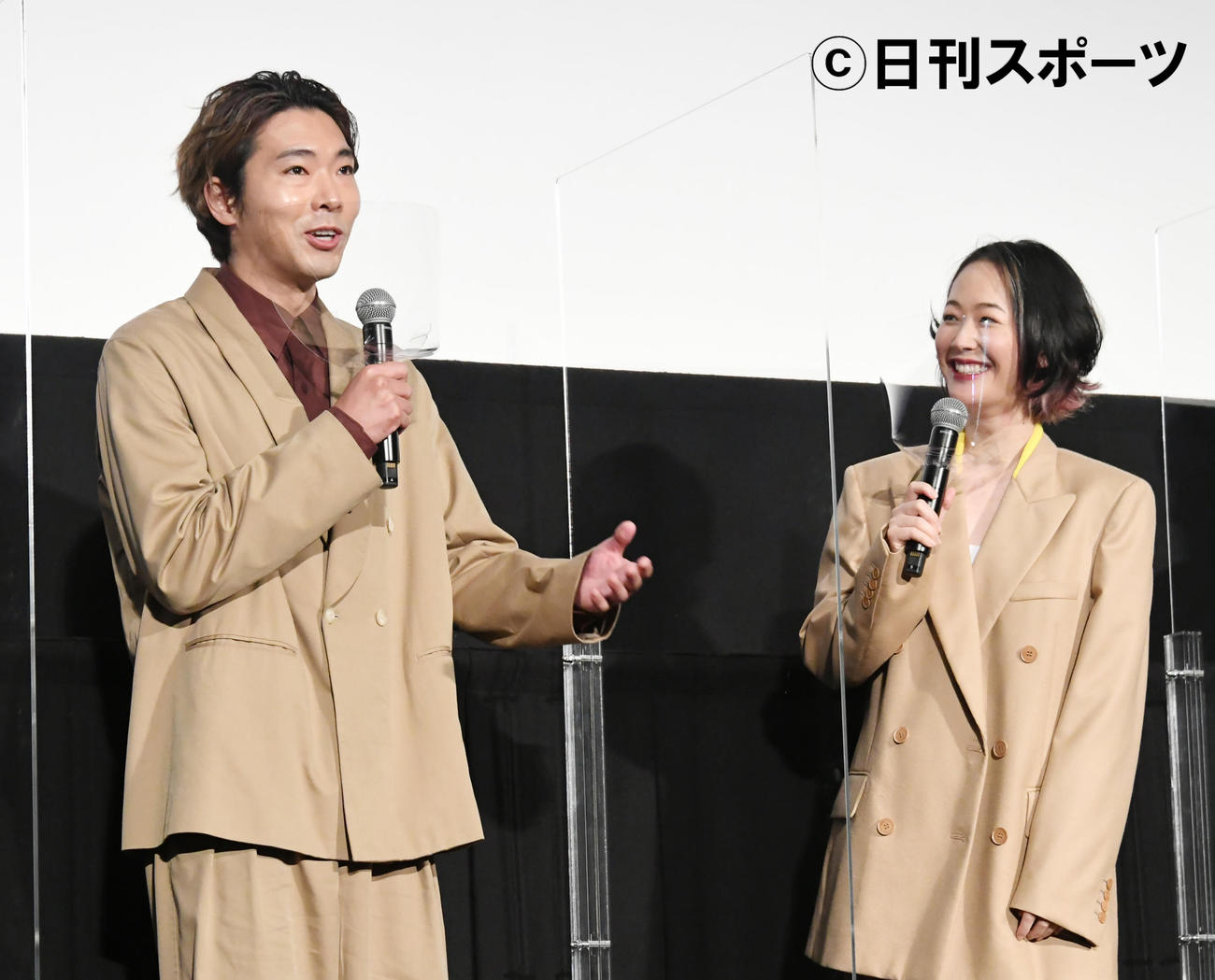 映画「先生、私の隣に座っていただけませんか？」公開記念舞台あいさつで、笑顔で話す夫婦役の柄本佑（左）と黒木華（撮影・酒井清司）