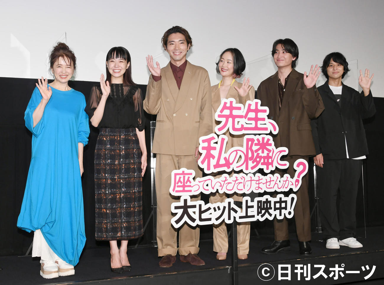 映画「先生、私の隣に座っていただけませんか？」公開記念舞台あいさつで、記念撮影する左から風吹ジュン、奈緒、柄本佑、黒木華、金子大地、堀江貴大監督（撮影・酒井清司）